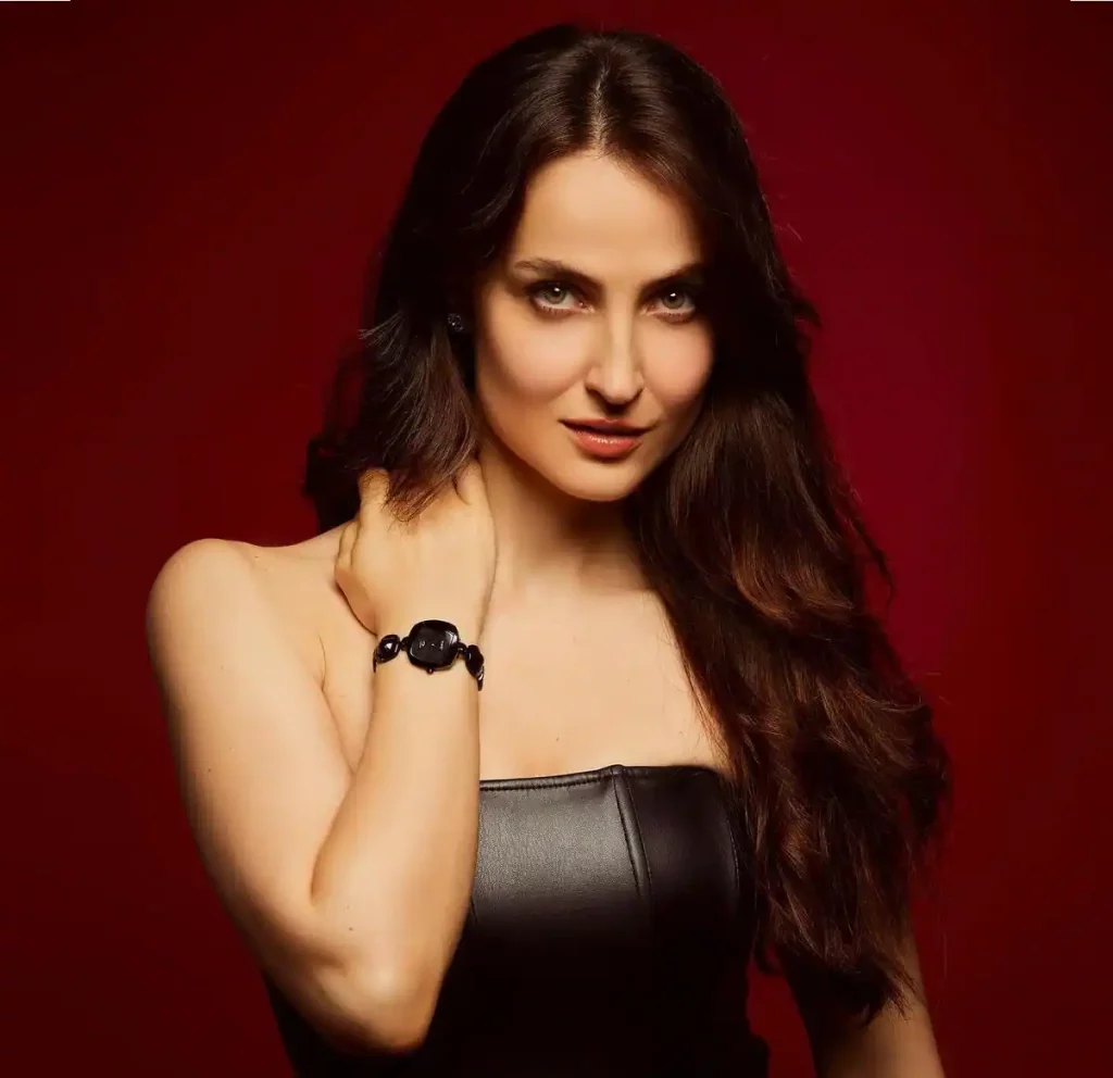 Elli AvrRam Biography, Actress, Age, Bio, Photos, web series, movies, TV serial