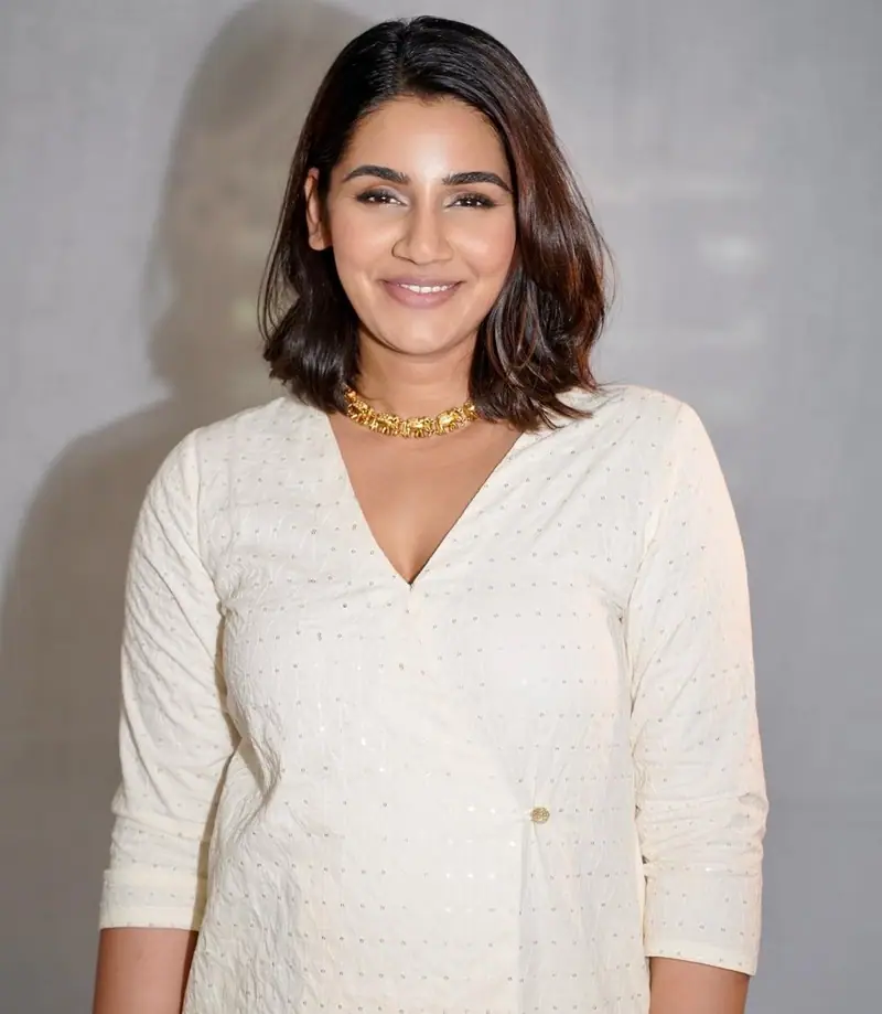 Sanjana Ganesan Biography, Age, Salary, Family, Wiki, Bio, Husband - Bumrah